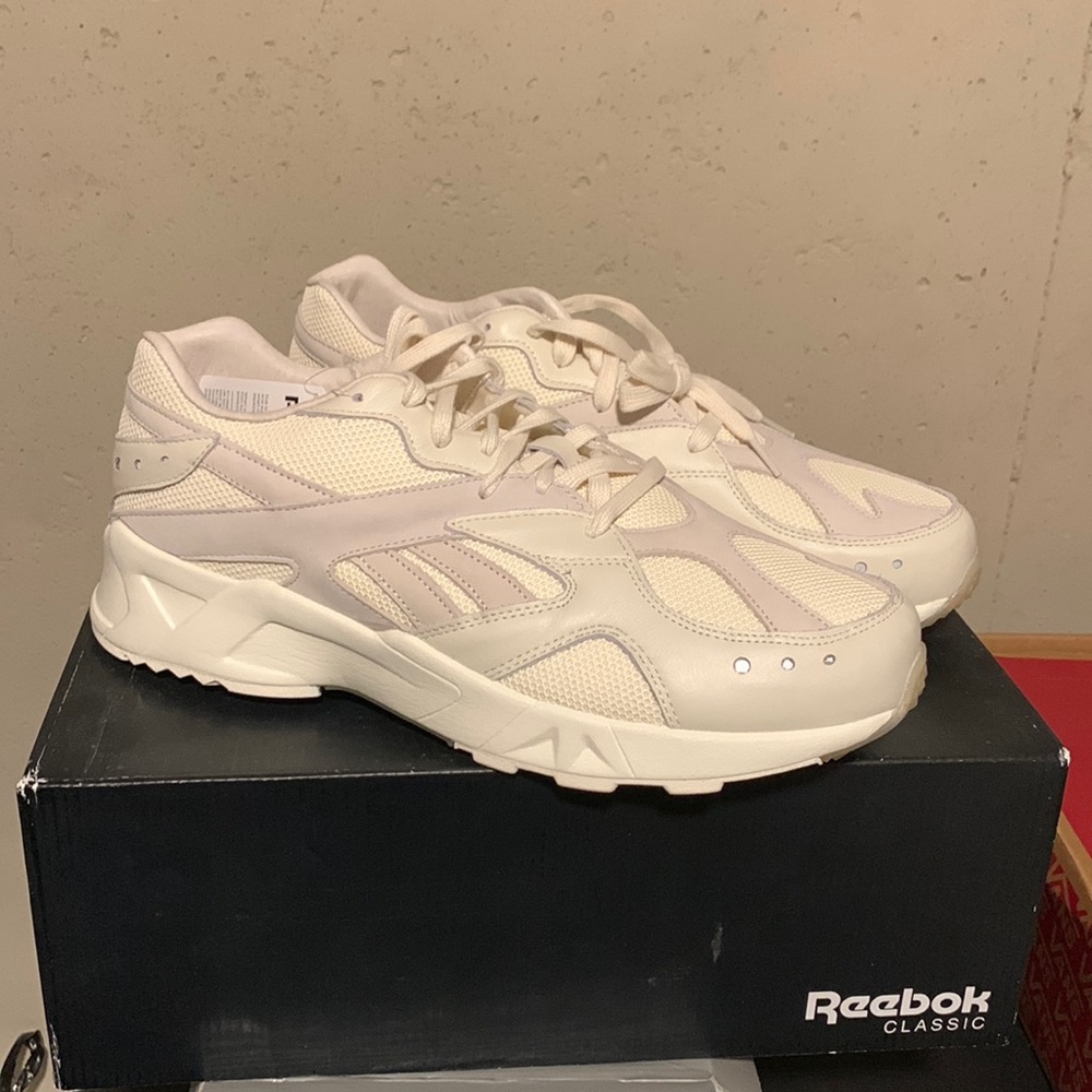 NWT Off White Size 13 Reebok Aztrek